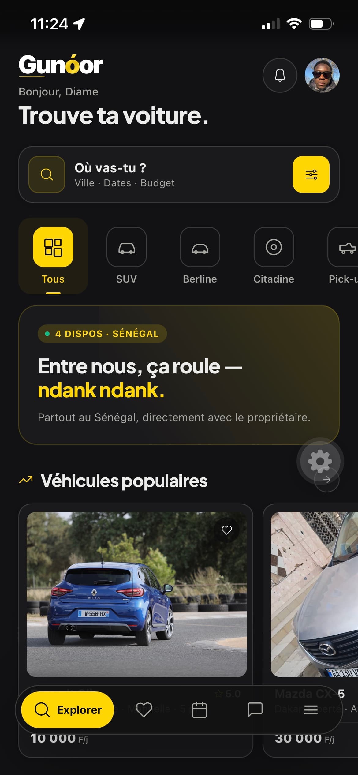L'application mobile Gunóor sur l'écran d'accueil : recherche de voiture, catégories et véhicules populaires au Sénégal.